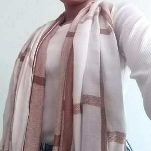 Large plaid pattern stole